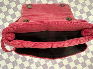 Bolso bandolera rosa acolchado, de tela
vaquera