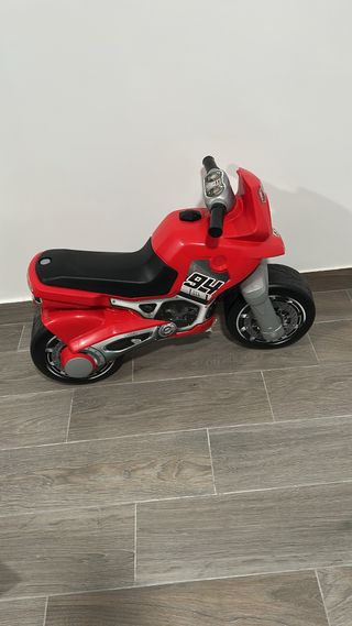 Moto de juguete roja sin usar