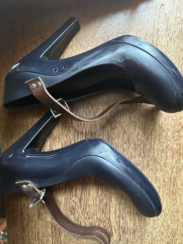 Zapatos de tacón negros con tira de cuero. 