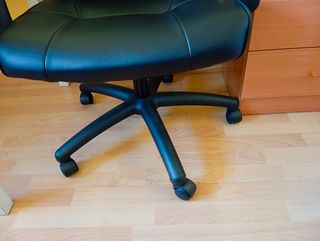 Silla de escritorio con ruedas.