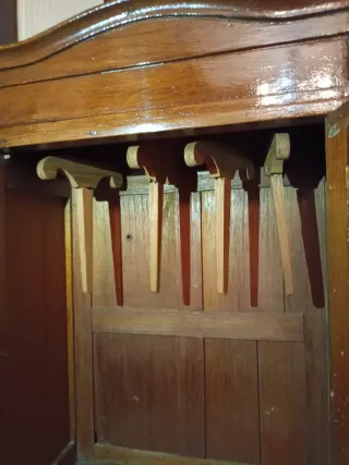 Ropero de muñecas antiguo de madera y cristal