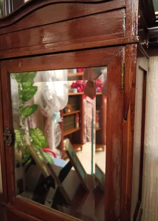 Ropero de muñecas antiguo de madera y cristal