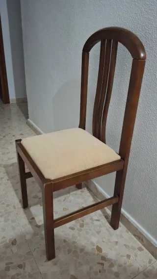 Silla de madera con asiento beige