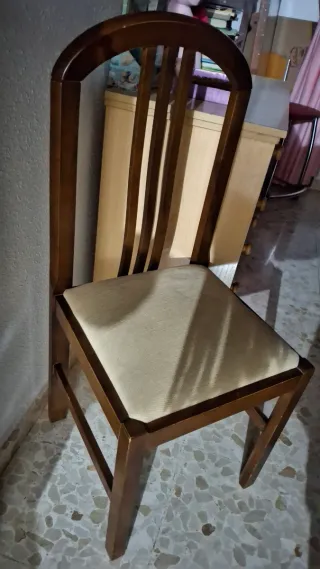 Silla de madera con asiento beige