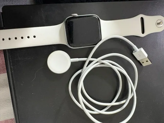 Apple Watch Plata con Correa Blanca