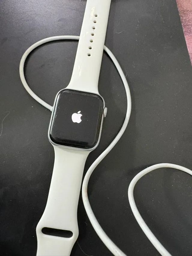 Apple Watch Plata con Correa Blanca