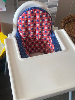 Trona de bebé con funda de manzanas