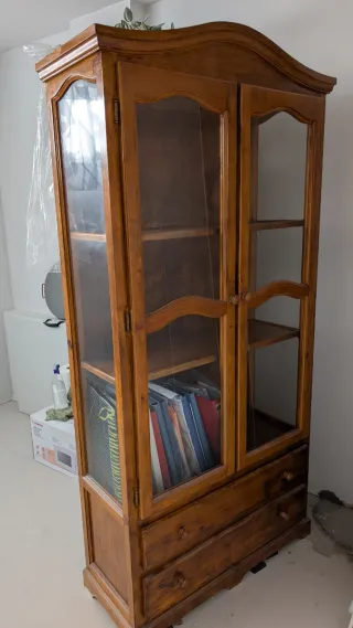 Vitrina de madera con puertas de cristal