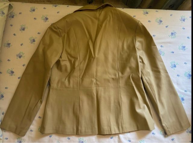 Americana de cuero beige