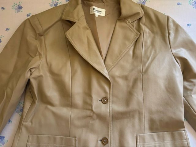 Americana de cuero beige