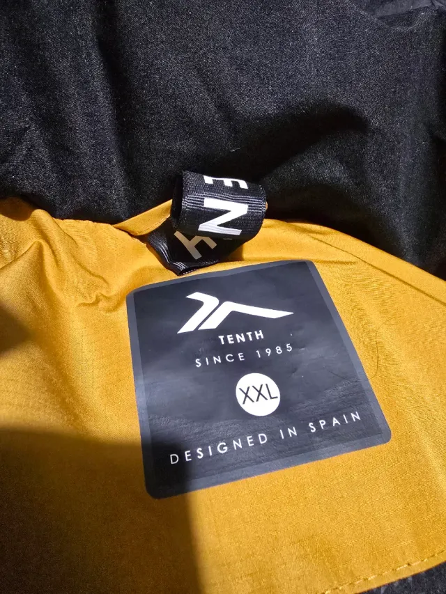 Abrigo TENTH Plumas Negro y Amarillo.