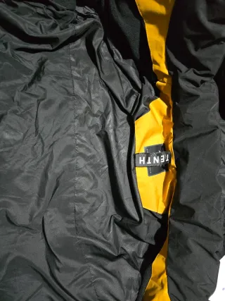 Abrigo TENTH Plumas Negro y Amarillo.