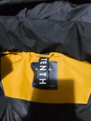 Abrigo TENTH Plumas Negro y Amarillo.