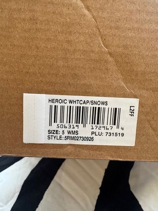 Zapatillas Fila Beige y Blancas
