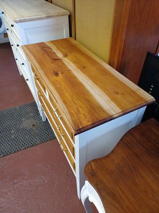 Cómoda de madera blanca y marrón