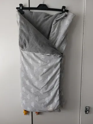 Arrullo bebé capazo gris nubes