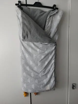 Arrullo bebé capazo gris nubes