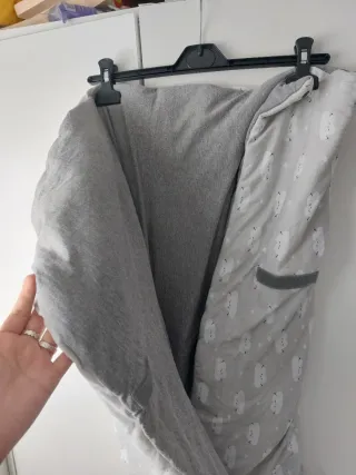 Arrullo bebé capazo gris nubes