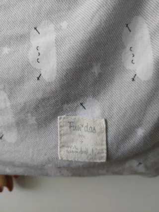 Arrullo bebé capazo gris nubes