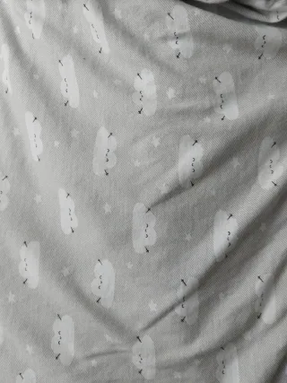 Arrullo bebé capazo gris nubes