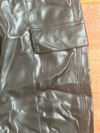 Pantalones cargo efecto piel negros