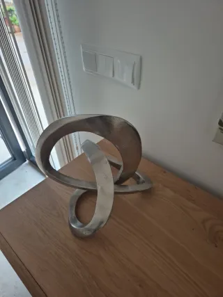 Adorno de mesa metálico plateado