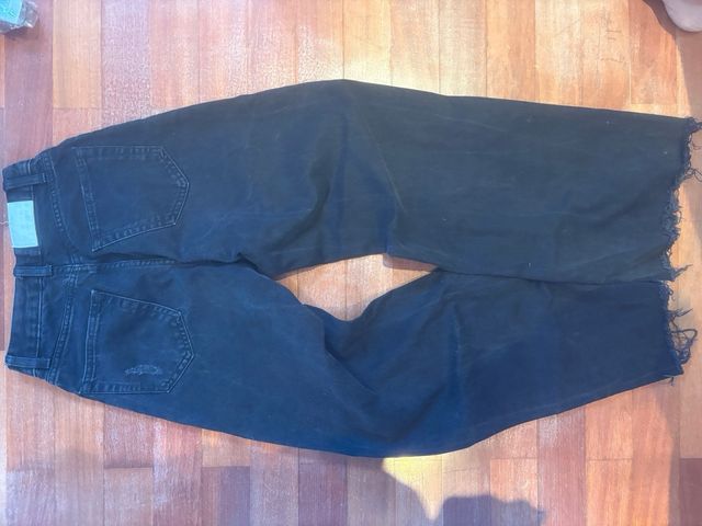 Pantalones vaqueros negros rotos