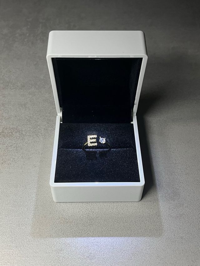 ANILLO LETRA E CON CIRCONITA
