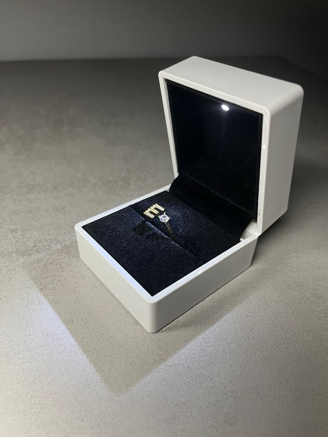 ANILLO LETRA E CON CIRCONITA