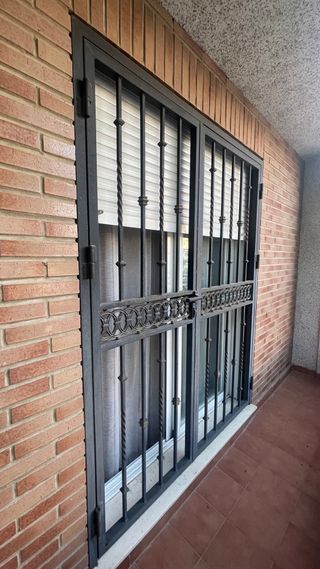 Rejas ventanas y puertas de hierro forjado macizo
