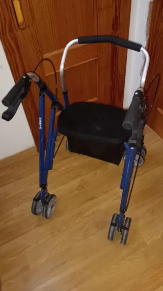 Andador azul con asiento y ruedas