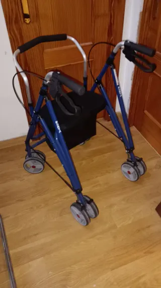 Andador azul con asiento y ruedas