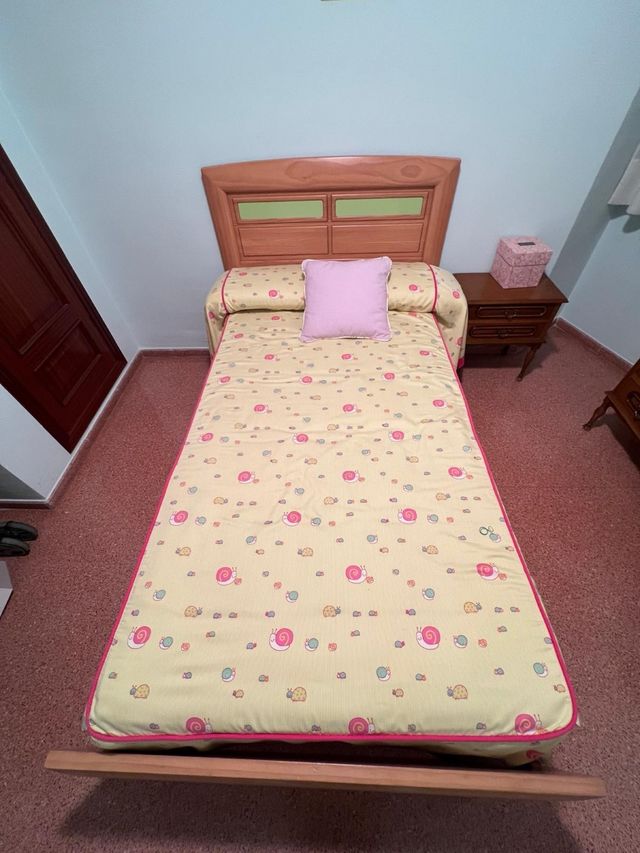 Cama individual con estampado de caracoles