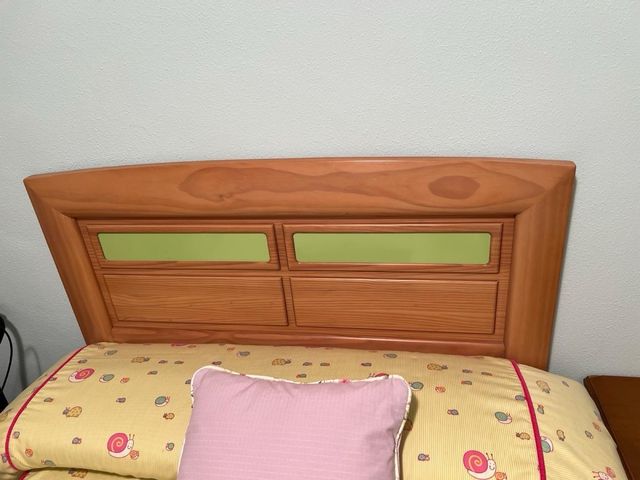 Cama individual con estampado de caracoles