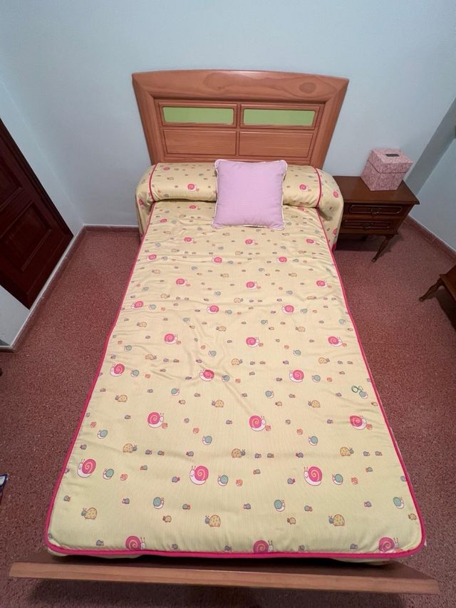 Cama individual con estampado de caracoles