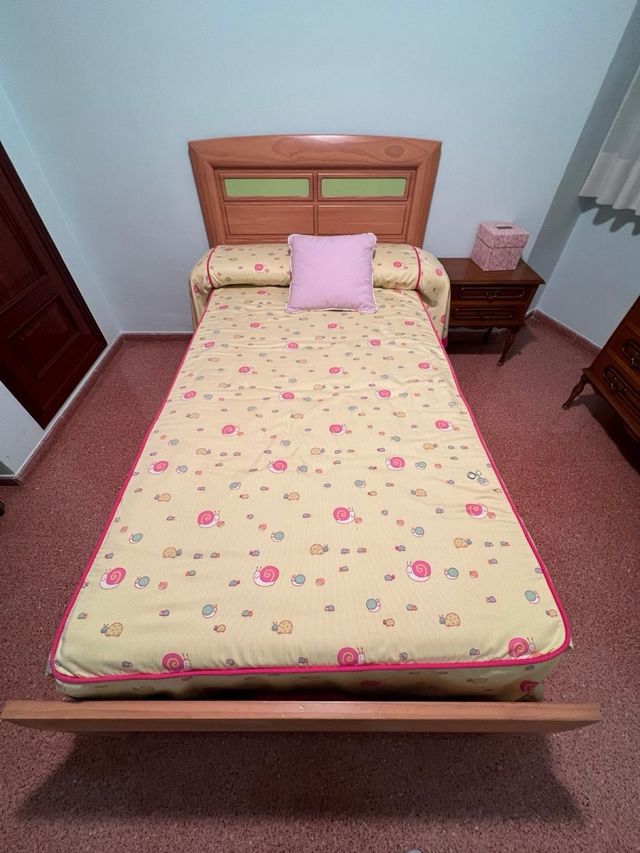 Cama individual con estampado de caracoles