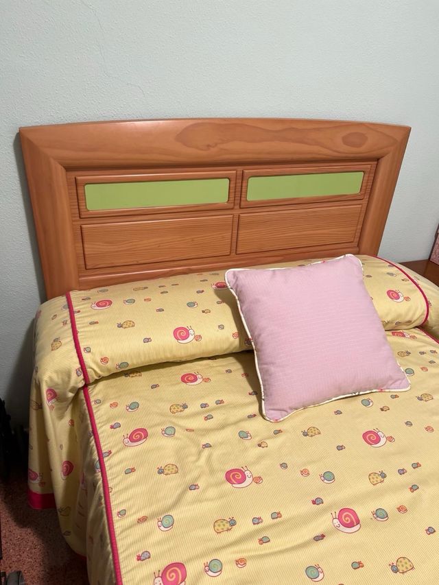 Cama individual con estampado de caracoles