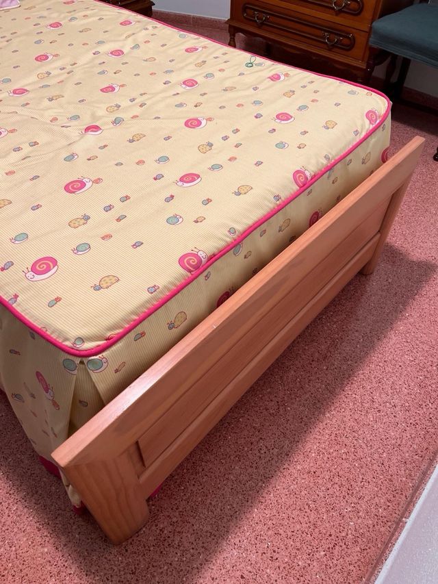 Cama individual con estampado de caracoles