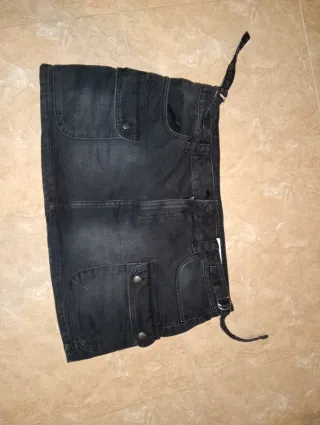 Falda vaquera negra con bolsillos