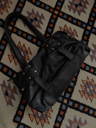 Bolso negro de piel sintética