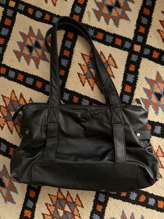 Bolso negro de piel sintética