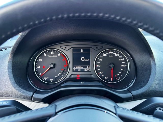 Audi Q2 DESIGN 35 TFSI S TRONIC con LEVAS, CONTROL DE VELOCIDAD...