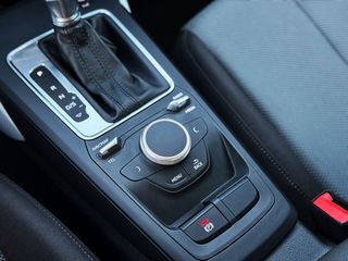 Audi Q2 DESIGN 35 TFSI S TRONIC con LEVAS, CONTROL DE VELOCIDAD...