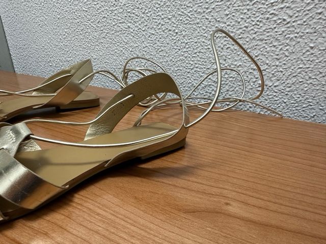 Sandalias doradas planas atadas