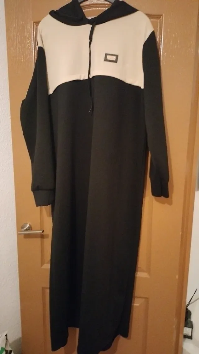 Vestido largo con capucha