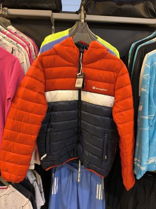 Abrigo Champion ligero naranja y azul Talla M