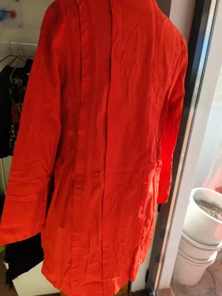 Chaqueta roja con pinzas