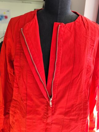 Chaqueta roja con pinzas