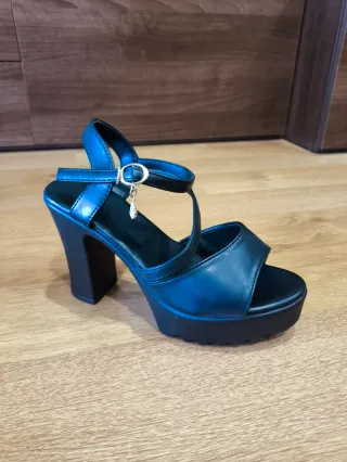 Zapatos de tacón negros con plataforma