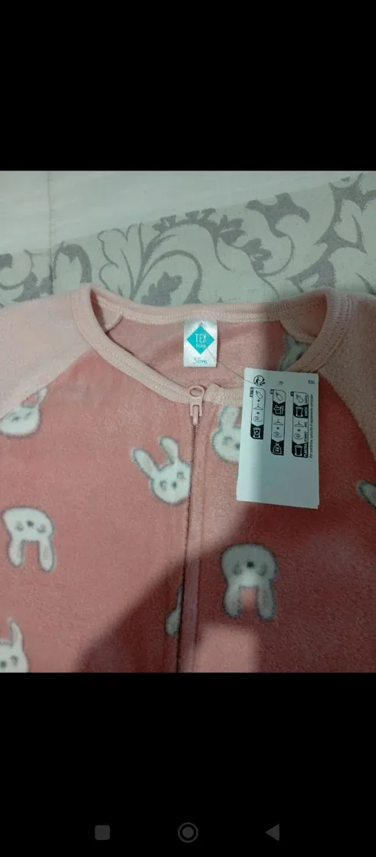 Pijama bebé rosa con estampado de conejos